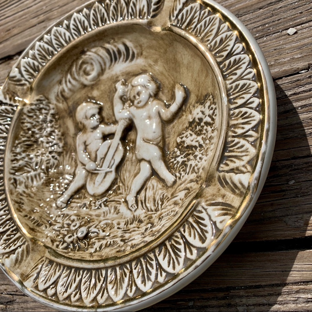 Vintage-Capodimonte-Expresso Raised Relief-Astray